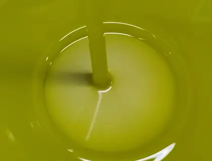 Olio extra vergine verde colato a filo, macro